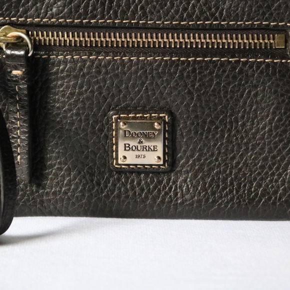 DOONEY & BOURKE 1975 Pebbled Brown Leather Wristlet Wallet Travel Change Purse - Picture 3 of 10
